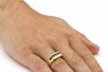 Vai ir iespējams nēsāt laulības un saderināšanās gredzenu uz viena pirksta Vai ir iespējams nēsāt divus laulības gredzenus