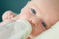Latte donato: una soluzione al problema della mancanza di latte materno Sicurezza nella scelta di una madre che allatta e della sua piccola poppata
